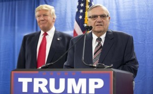 ARCHIVO - En imagen de archivo del 26 de enero de 2016, el precandidato republicano a la presidencia Donald Trump, izquierda, es acompañado por el jefe policial del condado Maricopa, Arizona, Joe Arpaio, durante una conferencia de prensa en Marshalltown, Iowa. (Foto AP/Mary Altaffer, archivo)