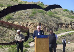 En esta imagen de archivo, tomada el 19 de marzo de 2016, el aspirante a la nominación presidencial demócrata Bernie Sanders durante un acto electoral junto a la valla fronteriza que separa el estado de Arizona de México, en Nogales, Arizona, donde dijo que luchará por la reforma migratoria.Los contrastes entre las propuestas de demócratas y republicanos sobre el tema de la inmigración ilegal no podrían ser más amplios. Mientras que los demócratas Hillary Clinton y Bernie Sanders dicen que darían prioridad a una reforma integral a las leyes de inmigración que incluya la opción de la naturalización a los inmigrantes no autorizados, los republicanos Donald Trump y Ted Cruz plantean aumentar las deportaciones, culminar la construcción de un muro a lo largo de la frontera con México y anular los alivios del presidente Barack Obama para 5 millones de personas. (Foto AP/Astrid Galvan, Archivo)