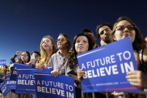 Un grupo de simpatizantes de Bernie Sanders escucan uno de sus discursos durante su visita a Arizona. Foto: AP