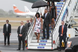 60320149. La Habana, 20 Mar 2016 (Notimex-Javier Lira).- Bajo una llovizna que golpeó a La Habana el presidente de Estados Unidos, Barack Obama, descendió con paraguas del Air Force One mientras cubría a su esposa Michelle y lanzaba un saludo al aire. NOTIMEX/FOTO/JAVIER LIRA/JLO/POL/VIAJE16/