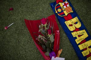 Flores y una bufanda del Barcelona aparecen en el césped durante un tributo al fenecido Johan Cruyff el sábado, 26 de marzo de 2016, en el estadio Camp Nou de Barcelona. (AP Photo/Emilio Morenatti)