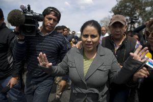 Bernarda Guzmán Loera, hermana de Joaquín “El Chapo” Guzmán, es escoltada después de hablar con la prensa afuera de la prisión de máxima seguridad del Altiplano en donde su hermano está detenido cerca de Toluca, México, el viernes 4 de marzo de 2016. (Foto AP/Rebecca Blackwell)