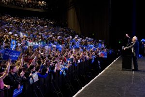 Hasta ahora, Sanders tiene 844 delegados y Hillary Clinton tiene 1.599. Se necesitan 2.383 delegados para ganar la nominación demócrata. Foto: AP