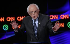 Bernie Sanders inyectó el martes nuevas fuerzas a su improbable carrera por llegar a la Casa Blanca con una inesperada victoria en las primarias de Michigan. 