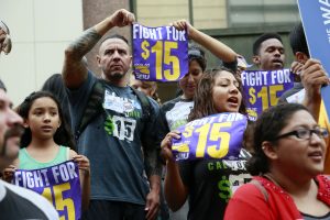 ARCHIVO - En esta foto de archivo del martes 21 de julio de 2015, trabajadores efectúan una manifestación en Los Angeles en apoyo a una propuesta de la Comisión de Supervisores del condado Los Angeles para que mediante ley local se aumente el salario mínimo. El sábado 26 de marzo de 2016, legisladores y sindicatos de California alcanzaron un acuerdo para elevar el salario mínimo en el estado de 10 a 15 dólares la hora. (AP Foto/Nick Ut)