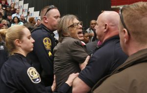 El fotógrafo Chris Morris es sacado por la policía durante el mitin del precandidato presidencial republicano, Donald Trump, el lunes 29 de febrero de 2016, en la Universidad de Radford en Radford, Virginia. (Foto AP/Steve Helber)