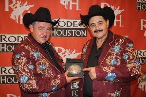 Chuy y Heraclio, alma y corazón de Los Huracanes del Norte, recibieron la reconocida Hebilla de Oro y Plata que es el máximo trofeo de este evento. Foto Cortesía Agustín Montoya