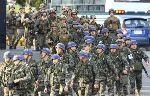 Infantes de marina surcoreanos, que llevan bandas azules en sus cascos, e infantes de marina estadounidenses avanzan juntos durante el inicio de maniobras militares conjuntas en Pohang, Corea del Sur, el lunes 7 de marzo de 2016. En su amenaza beligerante más reciente, Corea del Norte advirtió el lunes que podría lanzar un “ataque nuclear de justicia preventivo” e indiscriminado contra Washington y Seúl debido al inicio de las maniobras militares de gran escala que realizan Estados Unidos y Corea del Sur. (Kim Jun-bum/Yonhap vía AP) ESTA FOTOGRAFÍA NO FUEDE SER UTILIZADA EN COREA DEL SUR.