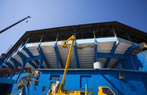 Una cuadrilla de obreros pinta el Estadio Latinoamericano de béisbol en La Habana, el martes 1 de marzo de 2016. (AP Foto/Desmond Boylan)