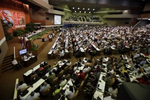 ARCHIVO -  En esta imagen del 19 de abril de 2011, miembros del Partido Comunista de Cuba asisten al 6to Congreso en La Habana, Cuba, donde el presidente Raúl Castro fue nombrado primer secretario del Partido Comunista cubano. (AP Foto/Javier Galeano, Archivo)