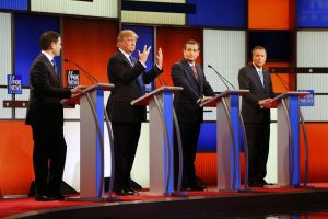 El aspirante a la nomibación republicana a la Casa Blanca Donald Trump (segundo por la izquierda), gesticula rodeado por el senador por Florida Marco Rubio, el senador por Texas Ted Cruz, y el gobernador de Ohio, John Kasich, durante un debate de la campaña de primarias en el Fox Theatre, el 3 de marzo de 2016, en Detroit. (Foto AP/Paul Sancya)