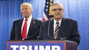 ARCHIVO - En imagen de archivo del 26 de enero de 2016, el precandidato republicano a la presidencia Donald Trump, izquierda, es acompañado por el jefe policial del condado Maricopa, Arizona, Joe Arpaio, durante una conferencia de prensa en Marshalltown, Iowa. (Foto AP/Mary Altaffer, archivo)