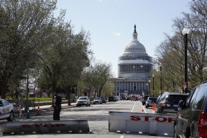 Un policía vigila una calle cerrada que lleva hacia el Congreso estadounidense, en Washington, el lunes 28 de marzo de 2016. Las autoridades pusieron bajo resguardo el Capitolio y la Casa Blanca tras reportes de disparos en la zona. Un policía resultó herido y una persona fue detenida. (Foto AP/Alex Brandon)