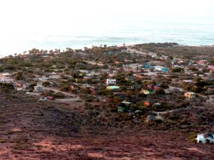 En esta pequeña localidad hay bungalows, cabañas ecoturísticas, restaurante y centro de buceo para estar en contacto directo con las riquezas y bellezas naturales únicas del Mar de Cortés.