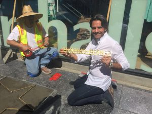 Eugenio acudió a agradecer personalmente a los trabajadores que hicieron su estrella en Hollywood. Foto: Cortesía