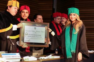 Geraldine Baza¦ün se mostro¦ü agradecida por el reconocimiento, pero ma¦üs por tener la oportunidad de ayudar a quienes ma¦üs lo necesitan. Foto Cortesi¦üa