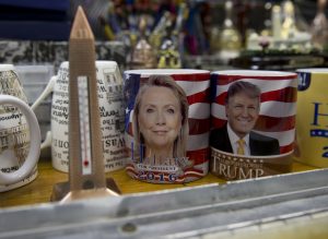 Clinton anticipó un mensaje de "amor y bondad" mientras que Trump cambió sus polémicos mítines por una sobria conferencia de prensa en la que hizo hincapié en los fracasos políticos de la demócrata.