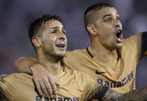 El argentino Ismael Sosa (izquierda), de Pumas de México, festeja tras anotar frente al Olimpia de Paraguay, en un partido de la Copa Libertadores, disputado el martes 1 de marzo de 2016 en Asunción (AP Foto/Jorge Sáenz)