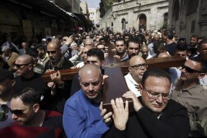 Feligreses cristianos cargan la cruz durante el Viernes Santo en Jerusalén, el viernes 25 de marzo de 2016. Miles de católicos y protestantes conmemoraron el viernes la crucifixión de Jesucristo siguiendo el camino por la Ciudad Vieja de Jerusalén que según la tradición cristiana siguió Jesús hasta la cruz. (Foto AP/Mahmoud Illean)