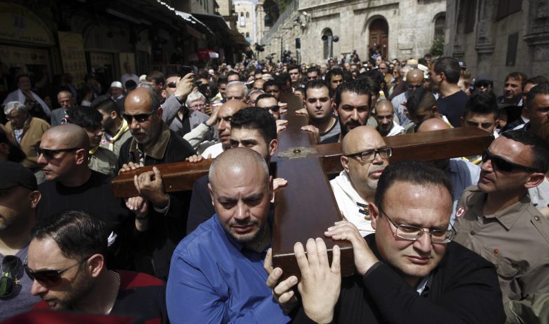 Miles de personas acuden a Jerusalén en Viernes Santo