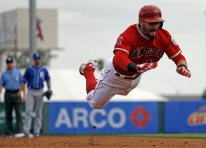 Johnny Giavotella de los Angelinos de Los Angeles se lanza para conseguir el triple ante los Reales de Kansas City el domingo 6 de marzo de 2016 en Tempe, Arizona. (AP Foto/Morry Gash)