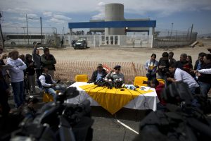 José Luis González Meza, en el centro, uno de los abogados de Joaquín "El Chapo" Guzmán, celebra una rueda de prensa ante la prisión de máxima seguridad de Altiplano, tras anunciar que celebrará una huelga de hambre en protesta por el trato que recibe el narcotraficante en el penal, cerca de Toluca, México, el viernes 4 de marzo de 2016. (AP Foto/Rebecca Blackwell)