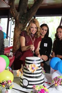 Lola Merino partió el pastel con motivo de su cumpleaños.  Foto Cortesía de Televisa