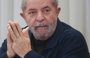 En esta imagen de archivo, tomada el 30, 2015, el expresidente de Brasil Luiz Inacio Lula da Silva, durante una reunión extraordinaria de líderes del Partido de los Trabajadores, en Sao Paulo, Brasil. El portavoz de la policía federal Jose Crispiniano confirmó el 4 de marzo de 2016, que la policía estaba registrando varias direcciones pertenecientes a Silva, incluyendo la sede de su ONG Instituto Lula, en base a una orden judicial para que declare con relación a un supuesto caso de corrupción en el gigante petrolero Petrobras. (Foto AP/Andre Penner, archivo)