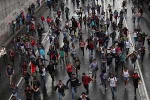 El texto concluye que los mexicanos “no somos ciudadanos activos sino generalmente pasivos y reactivos que participan preferentemente por razones altruistas y de manera coyuntural e individual”. 