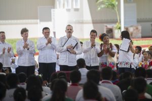 Bosé atestiguó la firma del Primer Acuerdo Tripartita entre el Gobierno Federal, Gobierno de Yucatán e iniciativa privada a favor de los pueblos indígenas de México. Foto Cortesía CIE/Sergio Bautista.jpg