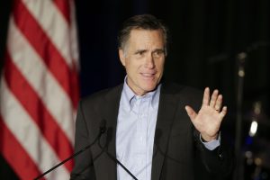 ARCHIVO - En esta foto de archivo del 16 de enero de 2015, el ex candidato presidencial republicano Mitt Romney habla en San Diego, California. Romney se zambulló el jueves 3 de marzo de 2016 en las aguas turbulentas de las primarias republicanas con duras críticas al favorito Donald Trump, a quien calificó de “farsante” a la vez que exhortó a sus correligionarios que lo rehúyan por el bien del partido y el país. (Foto AP/Gregory Bull, Archivo)