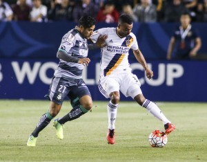 En esta imagen del 24 de febrero del 2016, el defensor Ashley Cole, de Galaxy de Los Angeles, controla la pelota ante la marca del mexicano Javier Orozco, de Santos Laguna, durante un partido de la Liga de Campeones de CONCACAF disputado en Carson, California. El torneo de la MLS inicia su nueva temporada el fin de semana del 6 de marzo del 2016. (AP Foto/Ringo H.W. Chiu, Archivo)