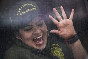 La líder comunitaria del sureño estado de Guerrero, Nestora Salgado, saluda desde un autobus cuando abandona la prisión de Tepepan luego que fueran desestimados los cargos de homicidio y secuestro, en Ciudad de México, el viernes 18 de marzo de 2016. Durante una rueda de prensa posterior Nestora insistió en su inocencia y denunció en el maltrato vivido durante los más de dos años y medio que estuvo en prisión . (Foto AP / Marco Ugarte)