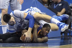 Nikola Vucevic (9) del Magic de Orlando y Archie Goodwin de los Suns de Phoenix se pelean el balón el viernes 4 de marzo de 2016. (AP Foto/Phelan M. Ebenhack)