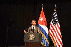 60322012. La Habana, 22 Mar. 2016 (Notimex-José López Zamorano).- El presidente Barack Obama se dirigió hoy al pueblo cubano con un mensaje de paz, amistad, y un futuro compartido, aunque reconoció las diferencias que separan a sus dos gobiernos en derechos humanos y libertades políticas, en el magno escenario del Gran Teatro Alicia Alonso de la Habana, la institución teatral más aneja de América Latina, fundada en 1838. NOTIMEX/FOTO/JOSÉ LÓPEZ ZAMORANO/COR/POL/VIAJE16/