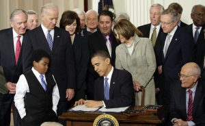 ARCHIVO - En esta foto de archivo del 23 de marzo de 2010, el presidente Barack Obama promulga su ley de salud en el Salón Este de la Casa Blanca en Washington. Los republicanos pueden atribuir el divisionismo de su partido a su postura unida contra Obama, así como el ascenso político del precandidato Donald Trump. (AP Foto/J. Scott Applewhite, Archivo)