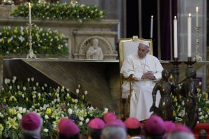 El papa Francisco se reúne con la jerarquía de la Iglesia católica mexicana durante su visita al país, Ciudad de México , sábado 13 de febrero de 2016.  El pontífice pidió a los obispos asumir un papel más activo frente a la amenaza que representa el narcotráfico y acercarse más a los mexicanos para ayudarlos a enfrentar problemas como la violencia. (AP foto/Gregorio Borgia)