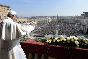 El papa Francisco pronuncia su mensaje Urbi et Orbi (a la ciudad y el mundo) al concluir su misa de Domingo de Resurrección, el domingo 27 de marzo de 2016 en la Plaza de San Pedro, en el Vaticano. (L'Osservatore Romano/pool vía AP)