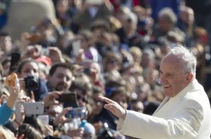 El mensaje cristiano que enseña Francisco es una puerta abierta para todos, donde el vivir y practicar la fe no pesa; donde creer es motivo de orgullo y fortaleza espiritual porque es un valor de nuestro tiempo. Foto: AP