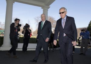 El senador demócrata Patrick Leahy, a la izquierda, y el líder de la minoría demócrata en el Senado Harry Reid, a la derecha, en la Casa Blanca tras reunirse con el presidente Barack Obama y otros legisladores sobre la futura selección de un juez para la Corte Suprema, en Washington, el 1 de marzo del 2016. (Foto AP/Carolyn Kaster)