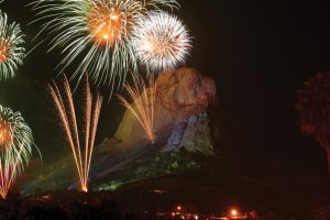 Peña de Bernal tiene espectáculos nocturnos de gran atractivo turístico. Foto: Cortesía