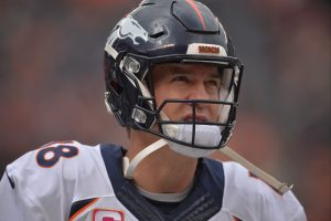 ARCHIVO - En esta foto de archivo del 18 de octubre de 2015, el quarterback de los Broncos de Denver, Peyton Manning, se encuentra en la banca antes de un partido de la NFL contra los Browns de Cleveland en Cleveland. Una persona con conocimiento de la situación dijo a The Associated Press el domingo 6 de marzo de 2016 que Manning informó a los Broncos que va a retirarse, luego de 18 temporadas en la NFL. (Foto AP/David Richard, Archivo)