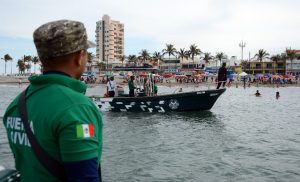  dos hombres y una mujer, agredieron a balazos a los agentes, señalaron fuentes policiales. Los tres murieron en el tiroteo.