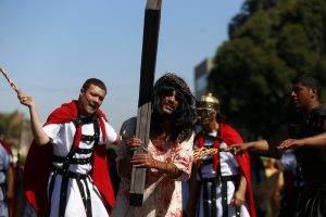 En los diversos municipios de Sonora también se escenificaron Viacrucis este Viernes Santo. Foto: Notimex