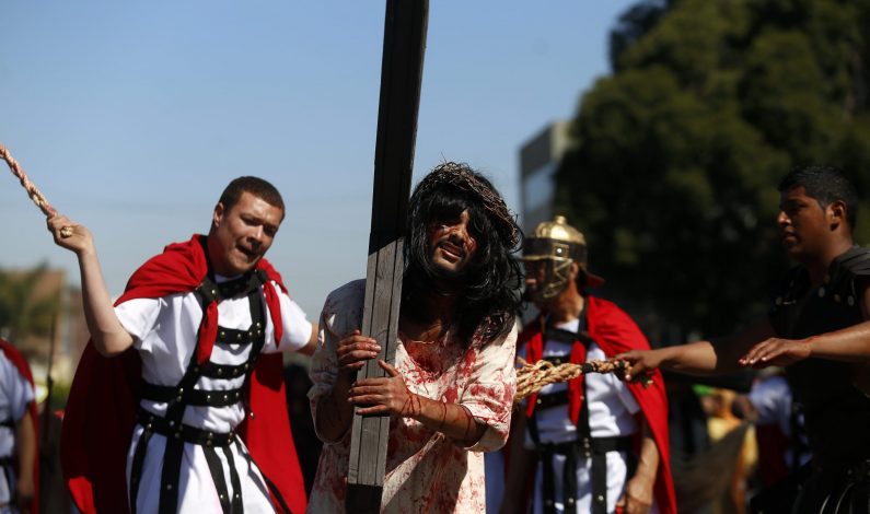 Jóvenes sonorenses participan en escenificación de Viacrucis