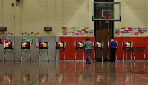 Electores participan en las votaciones primarias del Supermartes en la escuela Churchland en Portsmouth, Virginia el martes 1 de marzo de 2016. Este martes hay elecciones primarias en más de una decena de estados, una jornada electoral conocida como Supermartes y que ayudará a definir aún más la carrera presidencial en EEUU. (Stephen M. Katz/The Virginian-Pilot via AP)