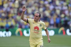 Cuauhtémoc Blanco del América saluda a la afición al final del partido que contra Morelia el sábado 5 de marzo de 2016. (AP Foto/Christian Palma)