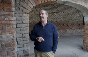 El ex presidente de México, Vicente Fox, formula declaraciones en una entrevista en el "Centro Fox," en San Cristóbal, México, el miércoles 9 de marzo de 2016. Fox dijo que la eventual llegada de Donald Trump a la presidencia estadounidense podría llevar a México y Estados Unidos a una guerra comercial que afectaría a los dos países y señaló que la demócrata Hillary Clinton es quien puede impedir que Trump llegue al poder. (Foto AP / Eduardo Verdugo)