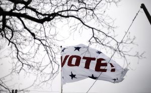 Una bandera gigante con la palabra “¡Vota”! ondea en la empresa Dixie Flag Company para animar a las personas a participar en las votaciones primarias del Supermartes, en San Antonio, Texas, el 1 de marzo de 2016. (Foto AP/Eric Gay)