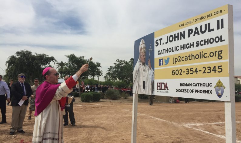 Bendice Obispo terreno de primera secundaria católica en Avondale